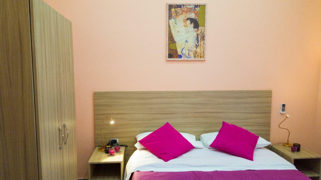 Holiday Naples Art Rooms Bagian luar foto